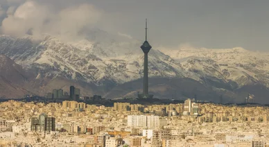 أفق مدينة طهران مع برج ميلاد وجبال البرز المغطاة بالثلوج في الخلفية