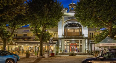 Façade de nuit du Casino Circus de Vals les Bains.