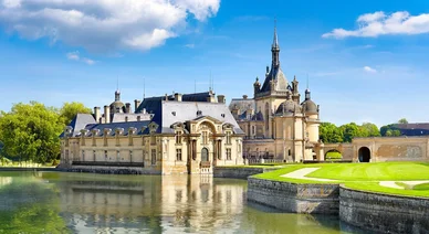 Vue moderne du Château de Chantilly près de Paris