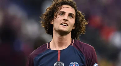 Adrien Rabiot en duel avec un joueur anglais.