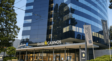 Eingang von Swiss Casino St. Gallen im Radisson Blu bei Tageslicht title