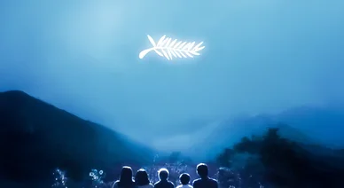 Affiche officielle du 77e Festival de Cannes 2024 avec des silhouettes d’enfants sous un ciel bleu.