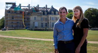 Tim Holding et Felicity Selkirk devant le château de Purnon. Les propriétaires posant devant le château de Purnon en restauration.