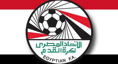 رمز الاتحاد المصري لكرة القدم يتوسط خلفية بألوان علم مصر الأحمر والأبيض والأسود.
