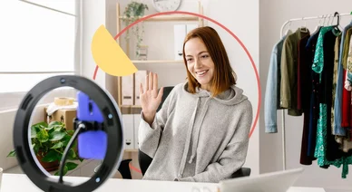 Jeune femme créant du contenu vidéo dans son studio pour son activité secondaire.