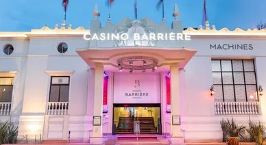 Entrée majestueuse du Casino Barrière Menton, illuminée pour une soirée exceptionnelle.