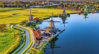 Zaanse Schans aus der Vogelperspektive – Windmühlen am Ufer der Zaan in Zaandam