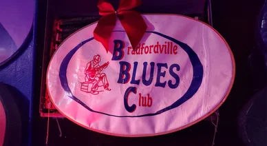 Enseigne emblématique du Bradfordville Blues Club à l’intérieur du lieu.