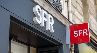 Enseigne SFR sur une boutique avec un panneau rouge.