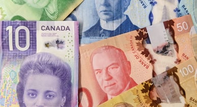 Ensemble de billets canadiens modernes de différentes valeurs (10, 20, 50 et 100 dollars) avec des portraits de figures historiques.