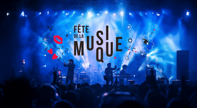 Scène illuminée avec logo de la Fête de la Musique et artistes en performance.