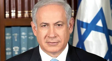 صورة رسمية لرئيس الوزراء الإسرائيلي بنيامين نتنياهو مع علم إسرائيل في الخلفية.