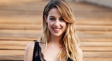 Victoria Guerra num fotograma dinâmico