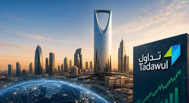 أفق مدينة الرياض مع برج المملكة يعرض لوحة كبيرة تحمل شعار تداول ورسم بياني مالي صاعد بجوار مجسم كرة أرضية رقمية متوهجة
