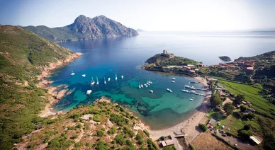 Vue aérienne du golfe de Porto et des Calanques de Piana classées à l’UNESCO.
