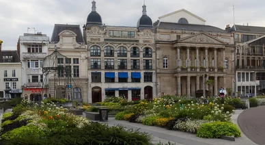 Scène urbaine et jardins fleuris au cœur de Saint-Quentin.