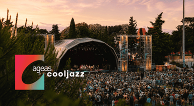 Palco principal do Ageas CoolJazz ao pôr do sol com o público reunido