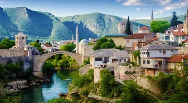 مدينة موستار (Mostar): الجسر القديم التاريخي يمتد فوق نهر نيريتفا.
