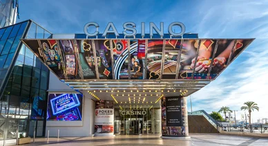 Entrée du Casino Barrière Cannes sur la Croisette.