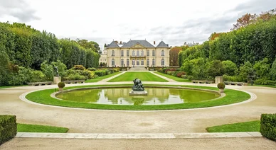 Vue panoramique des jardins et fontaine du Musée Rodin Paris.