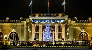 La façade resplendissante du Casino Barrière de Deauville, une invitation à la sophistication et au divertissement.