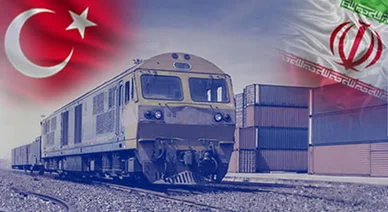 النقل بالسكك الحديدية (Railway Transport): قطار شحن وحاويات بضائع مع أعلام تركيا وإيران.