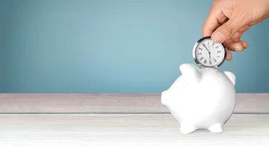 Épargne du temps illustrée par une montre mise dans une tirelire en lien avec le Dispositif de chômage partiel.