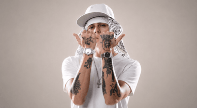 LON3R JOHNY com boné branco, bandana e tatuagens nas mãos