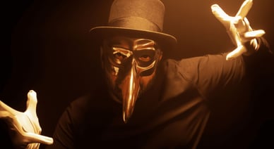 O atmosférico DJ house Claptone toca um set para uma grande plateia