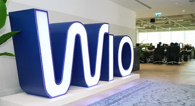 ويو بنك (Wio Bank): شعار البنك المضيء في المقر الرئيسي.