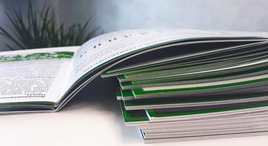 Pile de revues scientifiques illustrant le projet Revues scientifiques ukrainiennes.