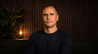 Ricardo Araújo Pereira em retrato sério e escuro
