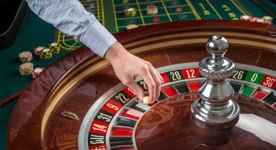 Roulette américaine bille et croupier.