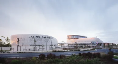 Façade moderne du Casino Barrière Cap d'Agde au coucher du soleil.