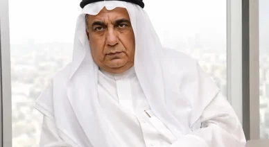 رجل أعمال عربي بالزي الخليجي التقليدي