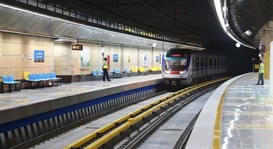 قطار حديث يصل إلى إحدى المحطات الواقعة على عمق مترو طهران، والتي تتميز بتصميمها العصري والنظيف.