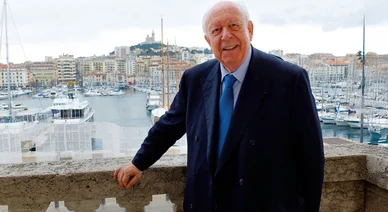 Jean-Claude Gaudin devant le Vieux-Port de Marseille, symbole de son ancrage local.
