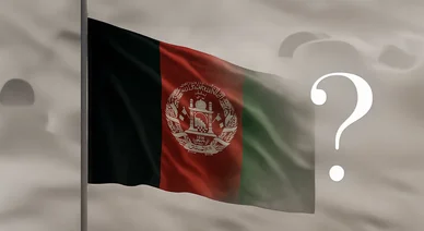 صورة ترمز إلى مستقبل و تغيّرات علم أفغانستان الثلاثي الألوان مع وجود علامة استفهام كبيرة بجانبه.