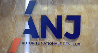 Logo de l’Autorité Nationale des Jeux (ANJ) sur un mur en marbre.