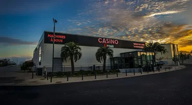 Casino Circus Balaruc extérieur vue bâtiment.