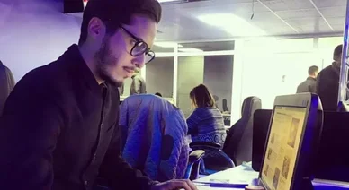 Moncef Ait Kaci en pleine rédaction de la lettre prémonitoire dans une salle de rédaction.