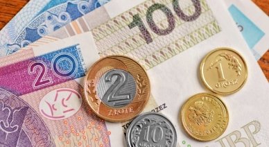 Pièces et billets en zloty polonais montrant différentes dénominations.