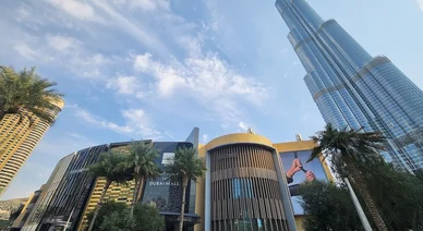الواجهة الخارجية المميزة لدبي مول مع برج خليفة الشاهق