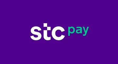 علامة خدمة الدفع الرقمي (stc pay) حيث تظهر الحروف باللونين الأبيض والأخضر الفاتح بوضوح على خلفية بنفسجية داكنة.