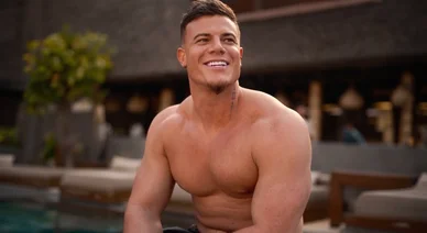 Adrien Laurent au bord de la piscine.