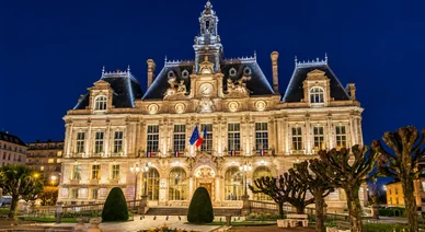 Hôtel de ville de Limoges illuminé la nuit.