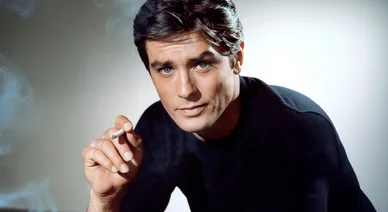 Portrait couleur d’Alain Delon avec cigarette.