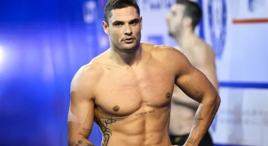 Florent Manaudou torse nu après une course de natation.