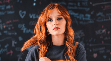 Carolina Deslandes posa com cabelo ruivo