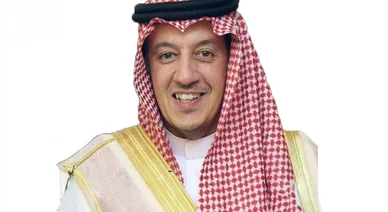 صورة شخصية لمسؤول أو رجل أعمال يرتدي الزي العربي التقليدي (الغترة، العقال، والبشت) مبتسماً بخلفية بيضاء.